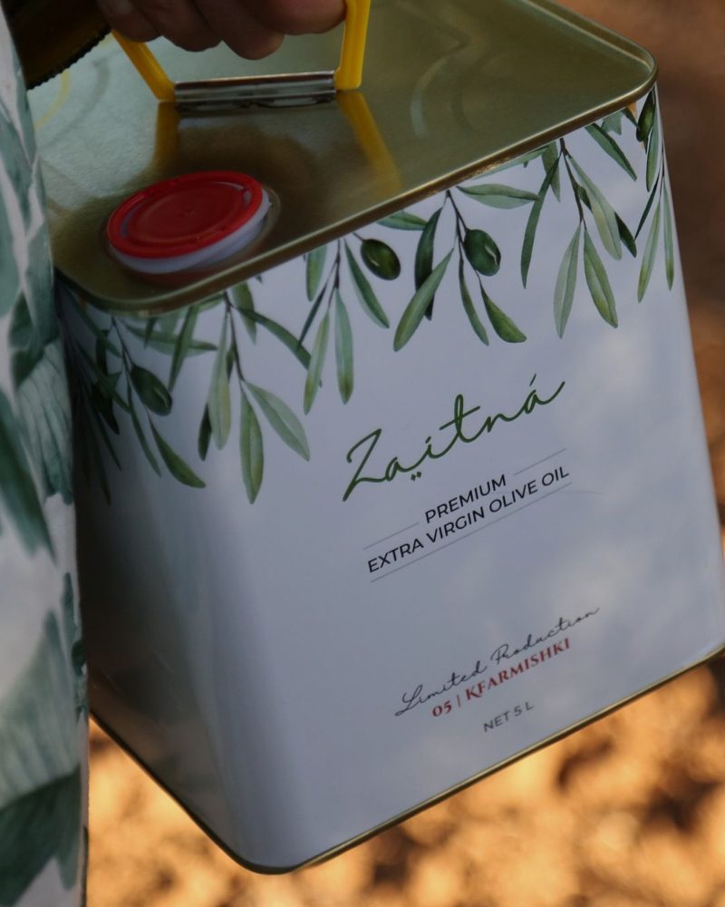 Zaitná 05 Kfarmishki tin carried by its handle